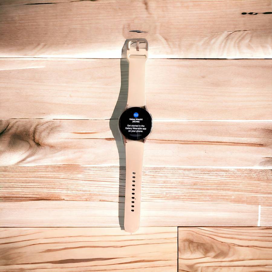 SAMSUNG GALAXY WATCH 5 40MM MODEL R900  ,GPS , BLUETOOTH ,WIFI MINT CONDITION