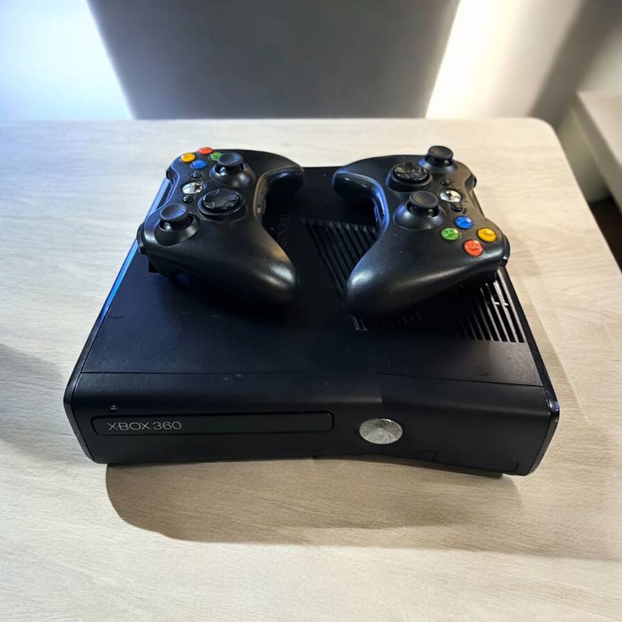 X BOX 360 500GB 2 CONTROLLERS & 11 GAMES