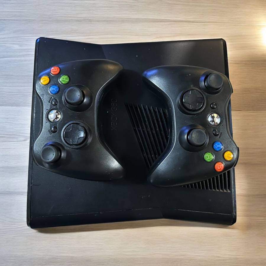 X BOX 360 500GB 2 CONTROLLERS & 11 GAMES