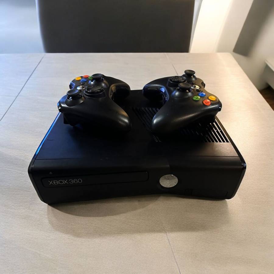 X BOX 360 500GB 2 CONTROLLERS & 11 GAMES