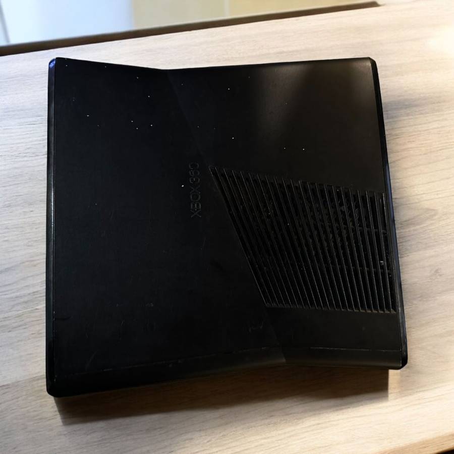 X BOX 360 500GB 2 CONTROLLERS & 11 GAMES