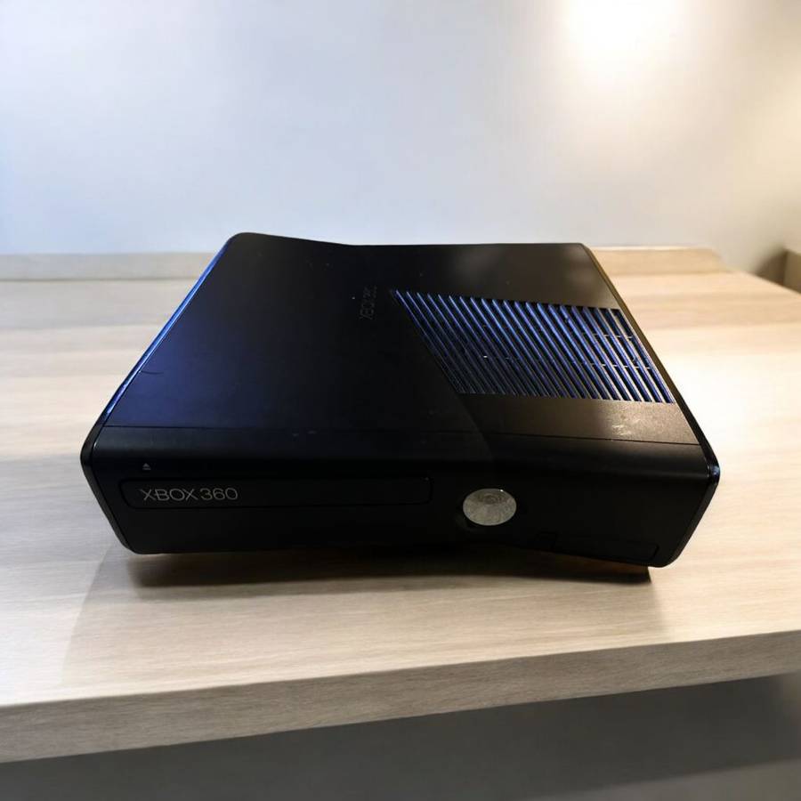 X BOX 360 500GB 2 CONTROLLERS & 11 GAMES