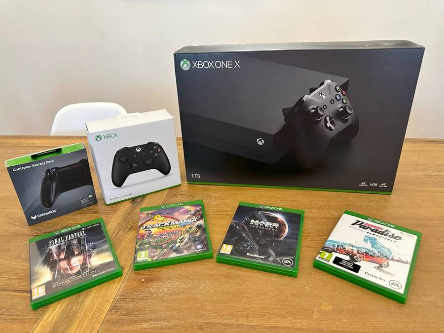 Xbox One X 1TB + 2nd controller + games