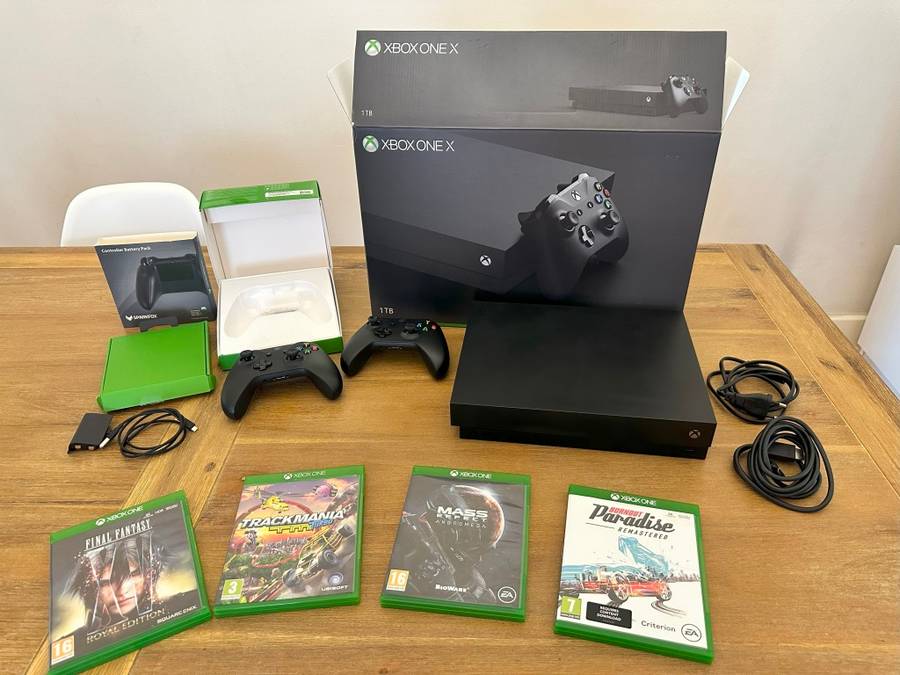 Xbox One X 1TB + 2nd controller + games