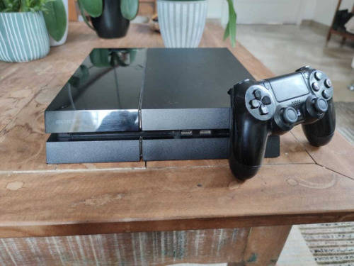 1TB PS4 FAT GEN WITH TWO ORIGINAL CONTROLLERS AND 10 GAMES