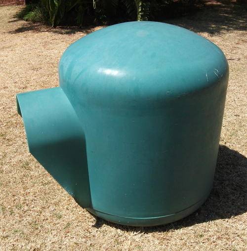 Igloo dog house / kennel