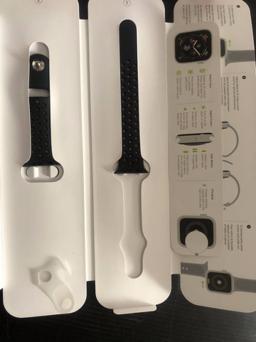 Apple Watch Series 4 GPS, 40mm Gold Aluminum Case - CRACKED LCD (to Fix or Parts)