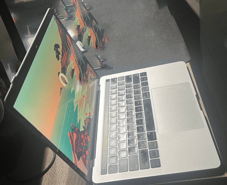 MacBook Pro (13-inch, 2017, FOUR Thunderbolt 3 ports) with Touch Bar