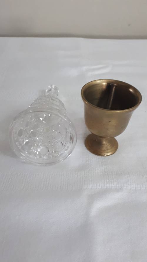 VINTAGE DECORATIVE ITEMS: CRYSTAL BELL AND BRASS GOBLET WITH PESTLE