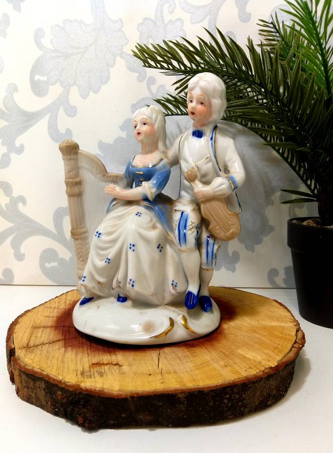 Collectable Vintage Blue & White Porcelain Figurine  Musician Pair In Period Dress