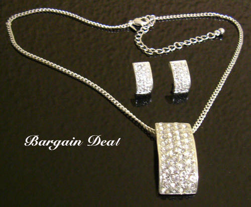 R120 only - 3pcs Stylish 110stone Genuine Crystal Designer Necklace & Earring Set from Avon !!
