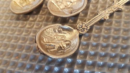 Vintage! Silver Plated Souvenir Spoons With Holder.