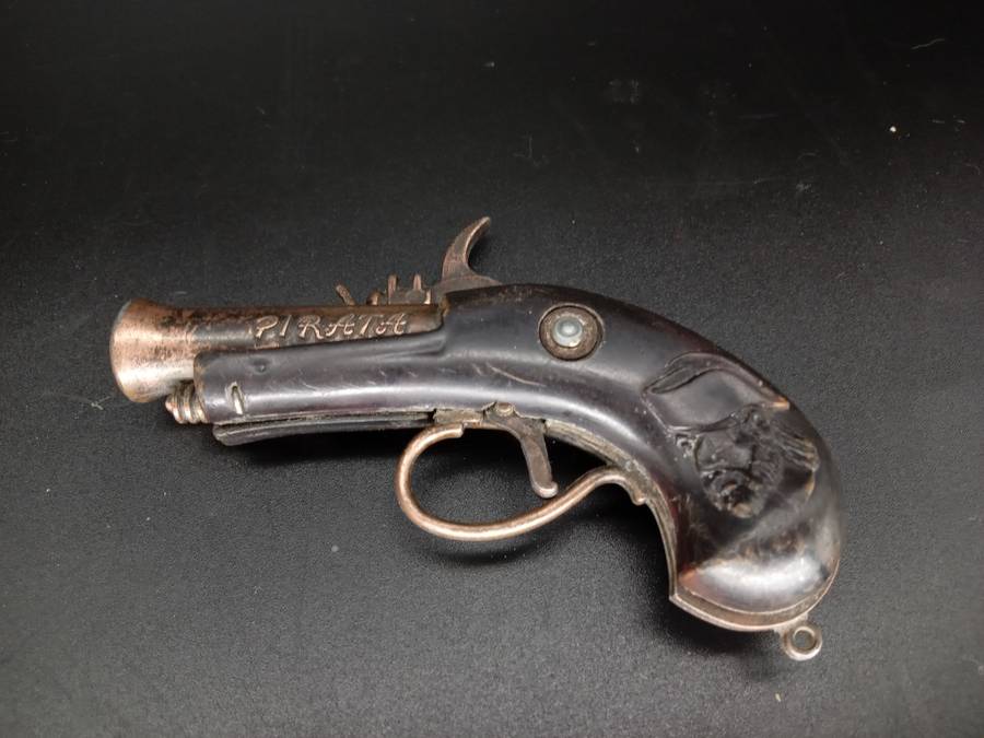 Vintage! Pirata Toy Cap Gun Flintlock Pistol Key Chain.