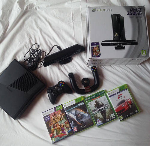 XBOX 360 Kinect 250GB + 4 Games + Controllers
