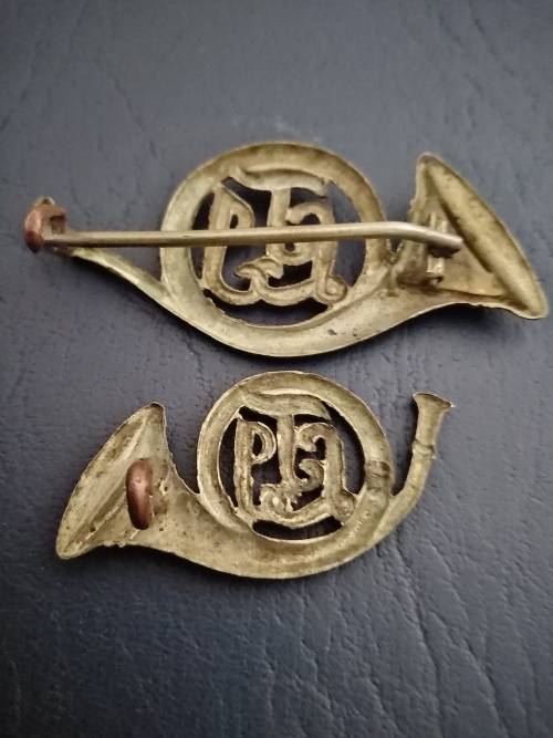 TLI-Transvaal Light Infantry Slouch Hat Badge Bi-Metal Worn 1903-1907 +TLI Collar badge (one lug)