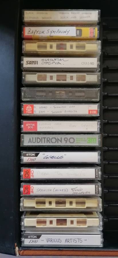 CASSETTE TAPE HOLDER - CARRYING CASE - INCLUDING 15 CASSETTE TAPES