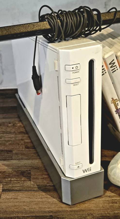 Nintendo Wii Console + Controllers + Games - Free Shipping