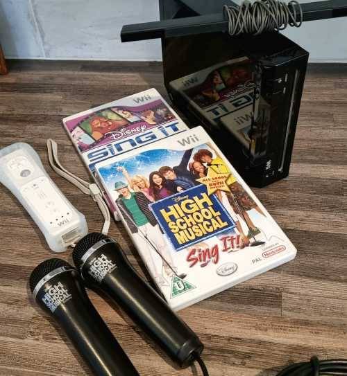 Wii Console + Sing It Bundle for Nintendo Wii