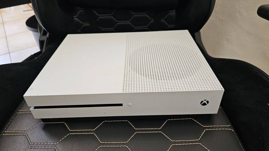 XBOX ONE S 500GB Console. Please read