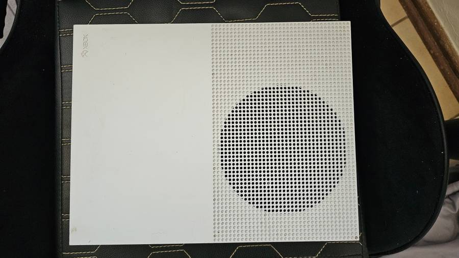XBOX ONE S 500GB Console. Please read