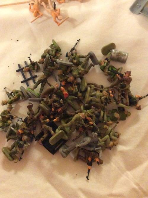 MASSIVE COLLECTION OF TOY SOLDIERS WITH FOUR ORIGINAL BOXES - LOTS OF EXTRAS - ONE BID FOR LOT -