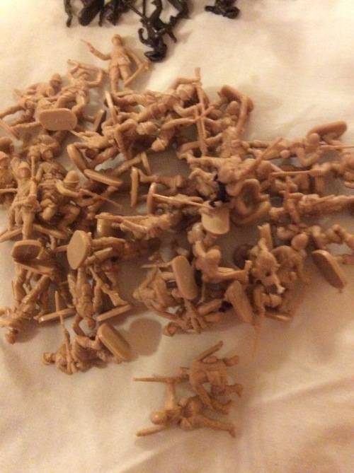 MASSIVE COLLECTION OF TOY SOLDIERS WITH FOUR ORIGINAL BOXES - LOTS OF EXTRAS - ONE BID FOR LOT -