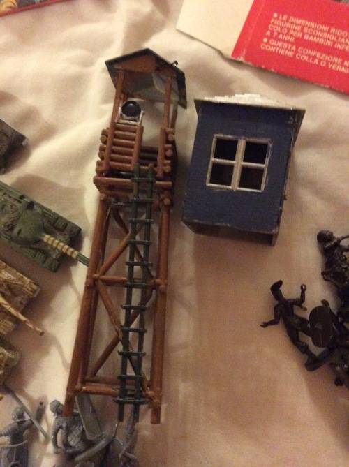 MASSIVE COLLECTION OF TOY SOLDIERS WITH FOUR ORIGINAL BOXES - LOTS OF EXTRAS - ONE BID FOR LOT -