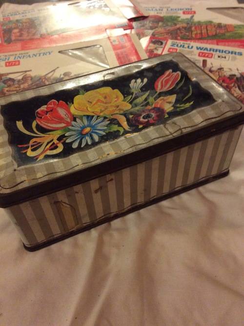 MASSIVE COLLECTION OF TOY SOLDIERS WITH FOUR ORIGINAL BOXES - LOTS OF EXTRAS - ONE BID FOR LOT -