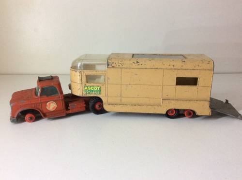 LESNEY DIE CAST ENGLAND - HORSE CARRIER - GREAT MODEL AT GREAT PRICE -