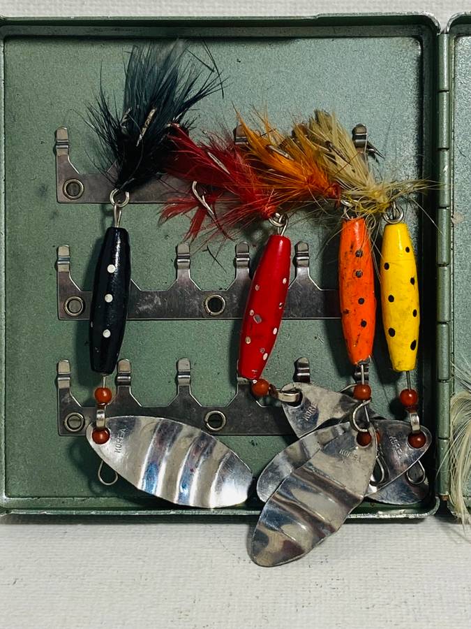 OLD METAL FLY BOX WITH SOME LURES AND FLIES