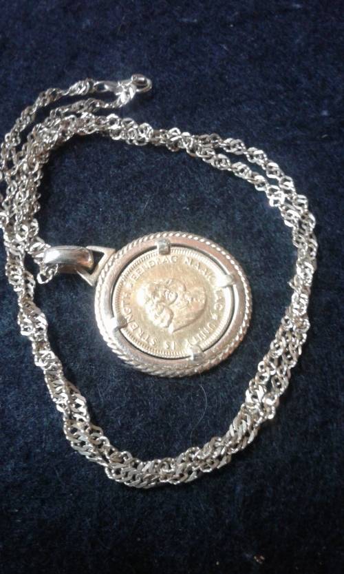 1976  GOLD R1 SET IN 9 CT GOLD PENDANT WITH 9 CT GOLD CHAIN WEIGHT IS 11.4 GRAMS