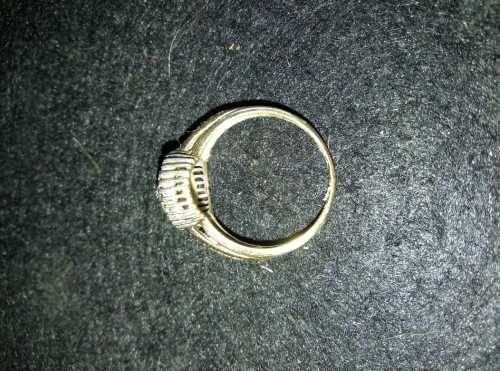 9 CT ENGAGEMENT RING WITH 60 X 0.005 CT DIAMONDS WITH A BOX IN VERY GOOD CONDITION