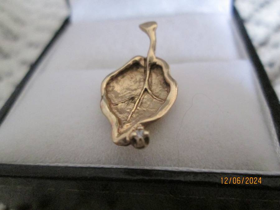`GENUINE 9 CARAT GOLD LEAF PENDANT With a 0.05 Carat Natural Diamond