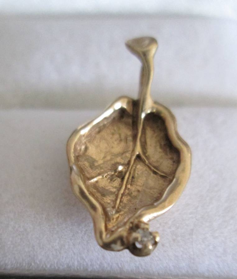 `GENUINE 9 CARAT GOLD LEAF PENDANT With a 0.05 Carat Natural Diamond