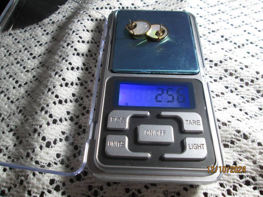 GENUINE  `LOUIS VUITTON` / Mother Of Pearl Gold stud earrings(Plated)