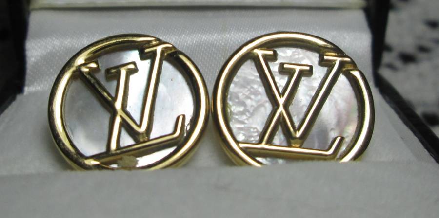GENUINE  `LOUIS VUITTON` / Mother Of Pearl Gold stud earrings(Plated)