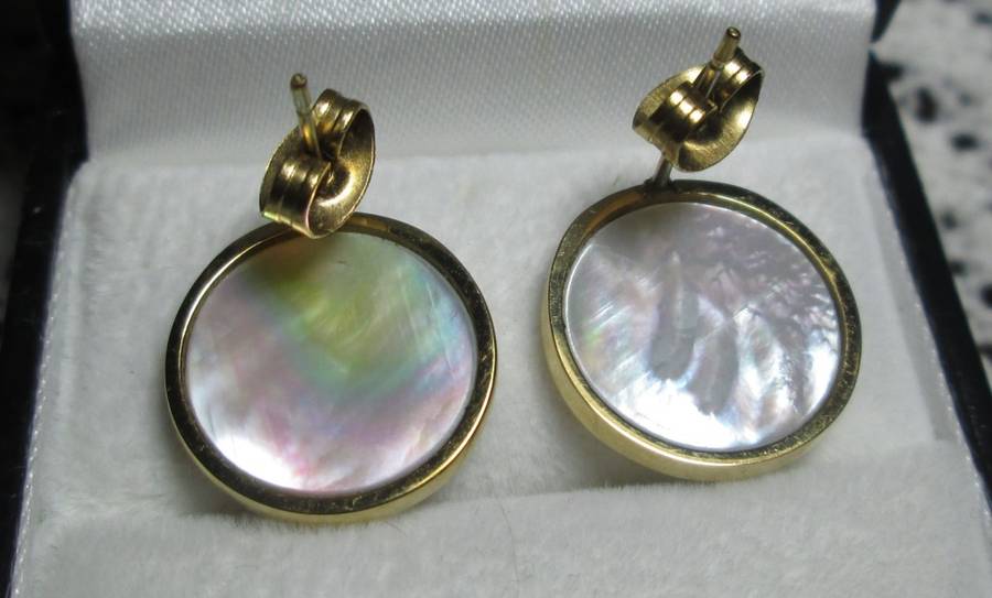GENUINE  `LOUIS VUITTON` / Mother Of Pearl Gold stud earrings(Plated)