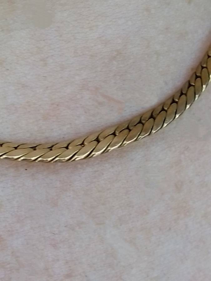Beautiful `ITALY 9CT GOLD` Ladies SNAKE CHAIN.