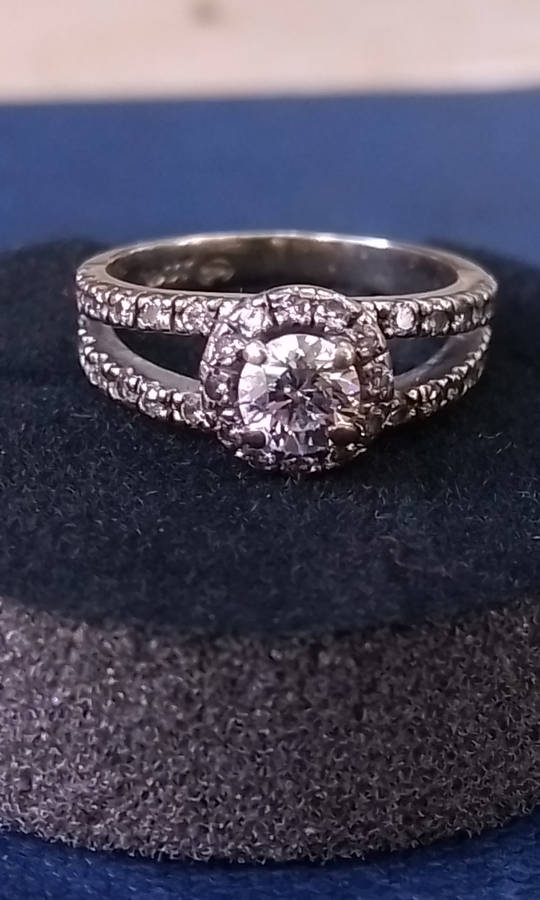 0.80 Carat Diamond Engagement `Split Shank` Ring in 18CT White Gold.( Genuine Diamonds & Gold)