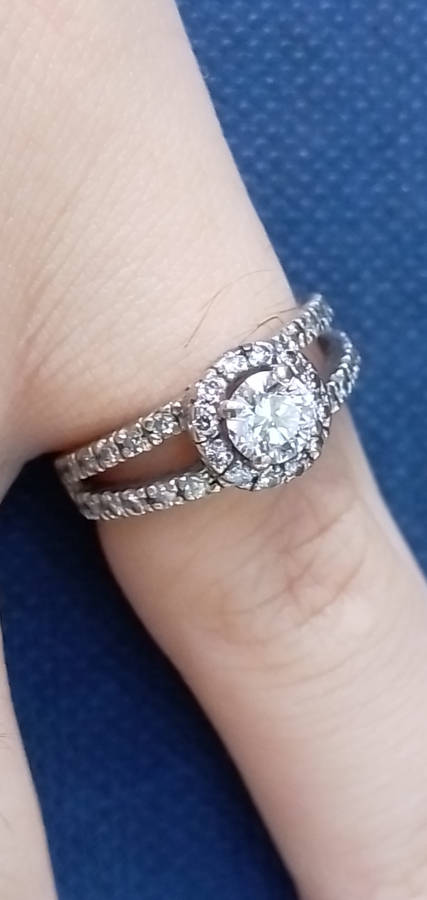 0.80 Carat Diamond Engagement `Split Shank` Ring in 18CT White Gold.( Genuine Diamonds & Gold)