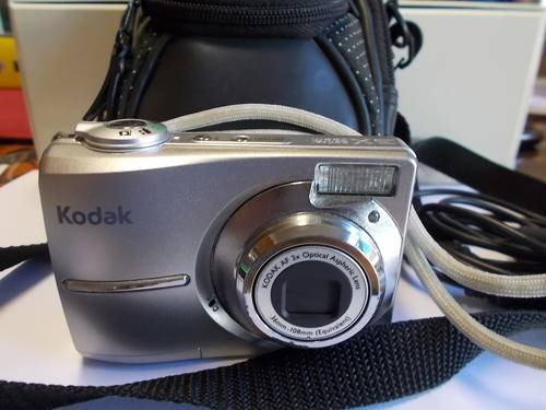 7.0 MP KODAK  CAMERA CAMERA WITH EXTRAS