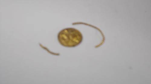 18 CT SOLID GOLD SMALL PEACE GOLD ( SEE PHOTOS ) WEIGHT 2.4 GRAM