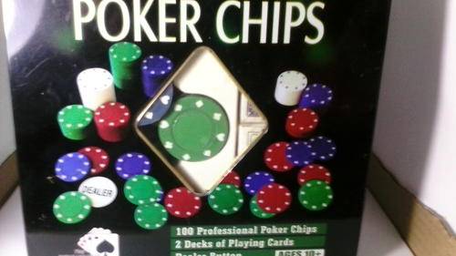 POKER CHIPS NEW IN BOX WITH 2 PACKETS OF CARD,S