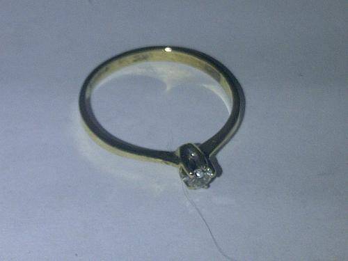 9 CT GOLD DIAMOND RING WITH A 0.04 CT DIAMOND