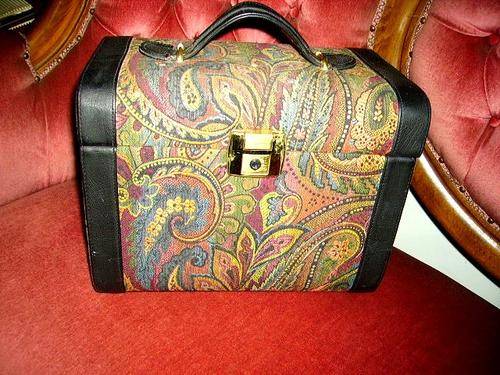 R1 START!! STUNNING PAISLEY LADY'S VANITY CASE!!