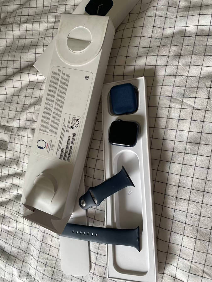 Series 6 Apple Watch 44mm Aluminum DESCRIPTION