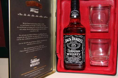 Jack Daniels Whiskey750ml in Double Tin with 2 Glasses
