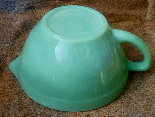 Jadeite Milk Glass  Fireking green USA mixing bowl / jug with pouring spout / tip L 24 x H 10 cms