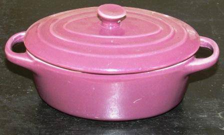 Casserole dish with lid. Approx. 15.5cml x 5w x 7.5h