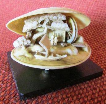 Retro Chinese figurines in 'shell' .Approx. 7cmL x 6W x 5 H